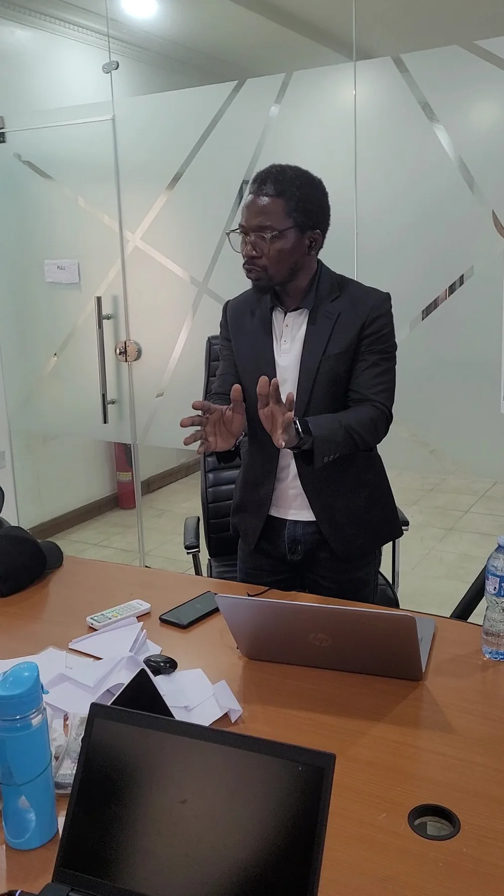 Facilitator guiding a corporate learning discussion